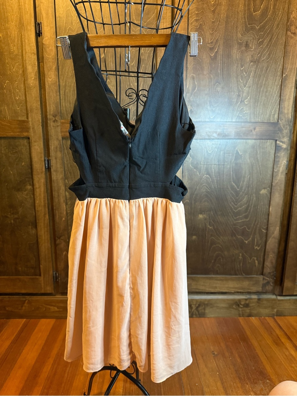 Black & Blush V-Neck Cutout Mini Dress - Picture 4 of 8